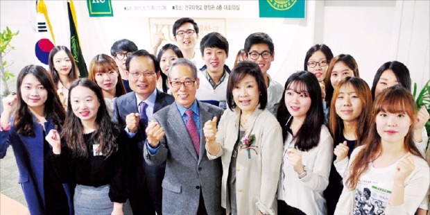 지난 7일 서울 자양동 건국대 행정관에서 열린 ‘2015 건국대 죽암장학회 장학금 수여식’에서 김형식 서울국제학교 이사장(앞줄 왼쪽 네 번째), 건국대 김경희 이사장(다섯 번째), 송희영 총장(세 번째)과 죽암장학생들이 기념촬영을 하고 있다. 건국대 제공