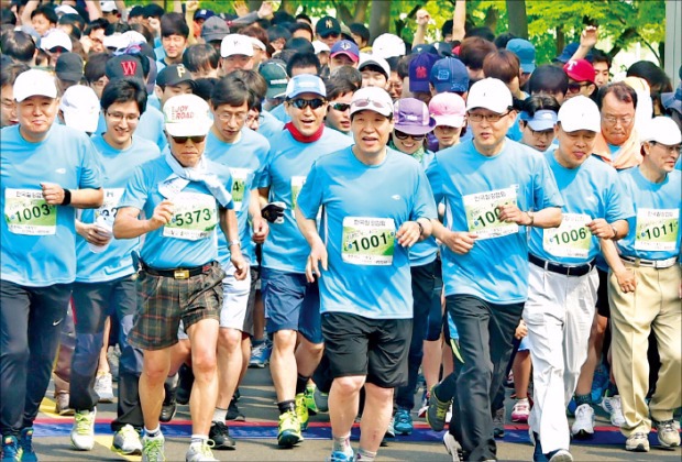 철강사랑 마라톤…권오준 회장 완주