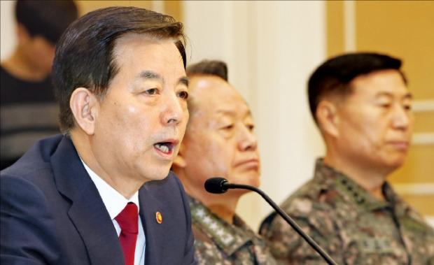 한민구 국방부 장관(왼쪽)이 11일 국회 귀빈식당에서 열린 긴급 안보대책 당정협의에서 북한의 잠수함 발사 탄도미사일(SLBM) 개발 등 안보 현안을 보고하고 있다. 연합뉴스