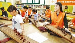 한화 임직원, 가야금 교육 봉사활동