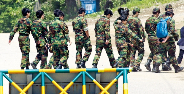 < 귀가하는 예비군들 > 13일 총기 난사 사고가 일어난 서울 내곡동 예비군 훈련장을 찾은 예비군들이 사고현장 조사로 훈련이 취소돼 집으로 돌아가고 있다. 연합뉴스