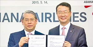 박종구 초당대 총장(왼쪽)과 김수천 아시아나항공 사장이 산학협력을 하기로 협약을 맺었다. 