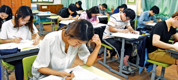 지난 16일 제28회 테샛 시험이 치러진 서울 진선여중 에서 응시자들이 문제 풀기에 집중하고 있다. 신경훈 기자 nicerpeter@hankyung.com