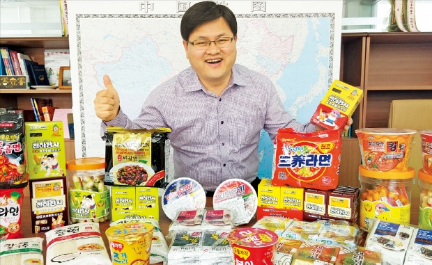 곽동민 해지촌 사장이 중국 칭다오 본사 사무실에서 한국 식품들을 소개하고 있다. 박수진 기자