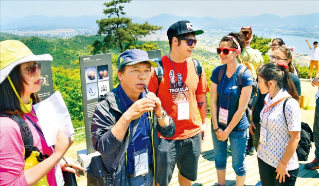 신병주 건국대 사학과 교수(왼쪽 두 번째)가 지난 16일 서울둘레길 아차산 정상에서 외국인 유학생에게 아차산에 얽힌 역사에 대해 설명하고 있다. 신경훈 기자 nicerpeter@hankyung.com