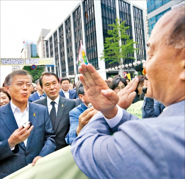 < 시민 항의 받는 문재인 > 문재인 새정치민주연합 대표가 17일 광주 금남로에서 열린 5·18 광주민주화운동 전야제에 참석하려다 한 시민의 항의를 받고 있다. 연합뉴스