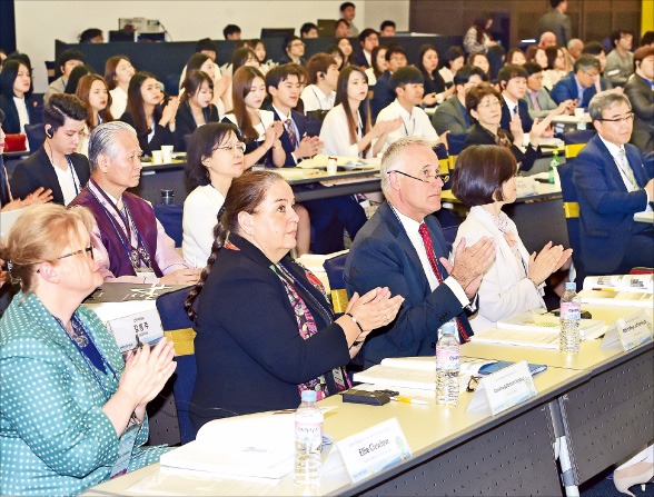 제4회 국제학자금포럼에서 참석자들이 발표를 들은 뒤 박수치고 있다. 인천=허문찬 기자sweat@hankyung.com