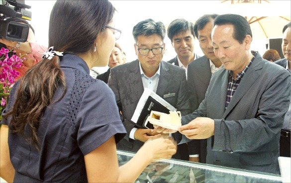  김학송 한국도로공사 사장이 지난해 청년창업 매장을 방문해 청년창업자를 격려하고 있다. 한국도로공사 제공 