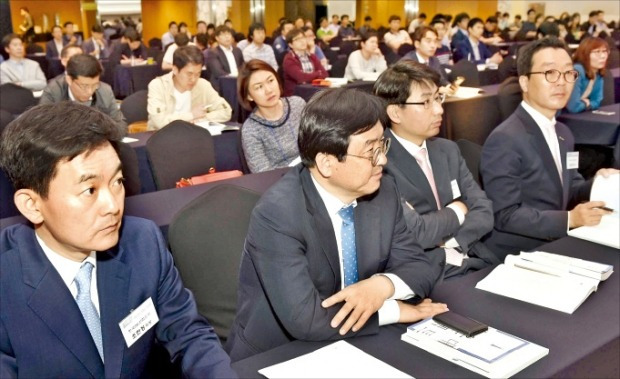 한국소프트웨어산업협회가 주최한 빅데이터 콘퍼런스인 ‘K-BEC 2015’가 19일 서울 코엑스인터컨티넨탈호텔에서 열렸다. 정동헌 기자 dhchung@hankyung.com