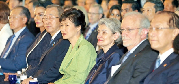 박근혜 대통령(가운데)과 반기문 유엔 사무총장(왼쪽 세 번째), 이리나 보코바 유네스코 사무총장(오른쪽 세 번째) 등이 19일 인천 송도컨벤시아에서 열린 세계교육포럼 에 참석해 연설을 듣고 있다. 연합뉴스