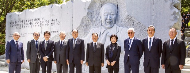 20일 경기 양평군 양수리에 있는 정세영 현대산업개발 명예회장 묘소 인근에서 10주기 추모조형물 제막식이 열렸다. 왼쪽부터 박종서 전 현대자동차 부사장, 연만희 유한양행 고문, 정몽규 현대산업개발 회장, 김철수 포니정재단 이사장, 노신영 전 국무총리, 정상영 KCC 명예회장, 박영자 여사, 조르제토 주지아로 이탈디자인주지아로 명예회장, 정몽준 아산재단 이사장, 정의선 현대자동차그룹 부회장. 현대산업개발 제공