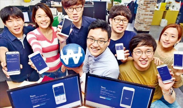 이승건 비바리퍼블리카 대표(가운데)와 직원들이 간편송금 서비스인 토스를 소개하고 있다. 김병언 기자 misaeon@hankyung.com