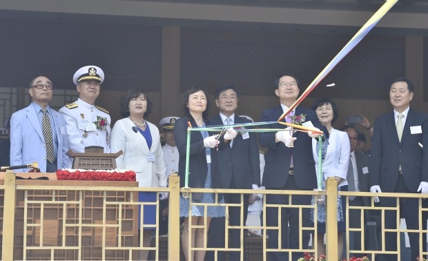 여성이 진수줄을 끊는 해군의 관습에 따라 백승주 국방부 차관의 부인 허부영 여사가 남포함에 연결된 진수줄을 절단하고 있다.