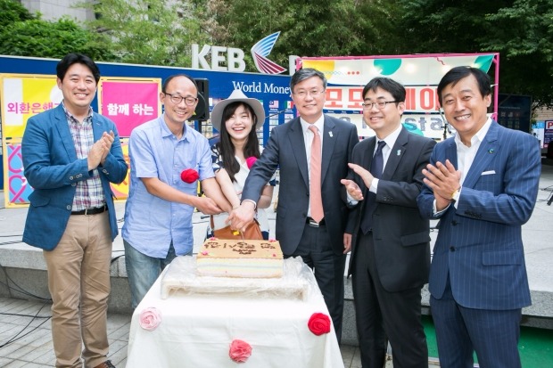 권태균 외환은행 전무(오른쪽 세번째)와 명랑시장 참가자들이 개장 기념떡을 자르고 있다. 외환은행 제공