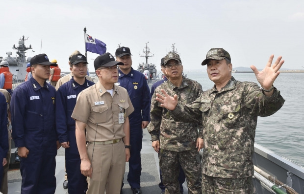 14일 정호섭 해군참모총장이 평택 2함대사령부에서 유도탄고속함 조천형함의 전투준비태세를 점검하고 있다.