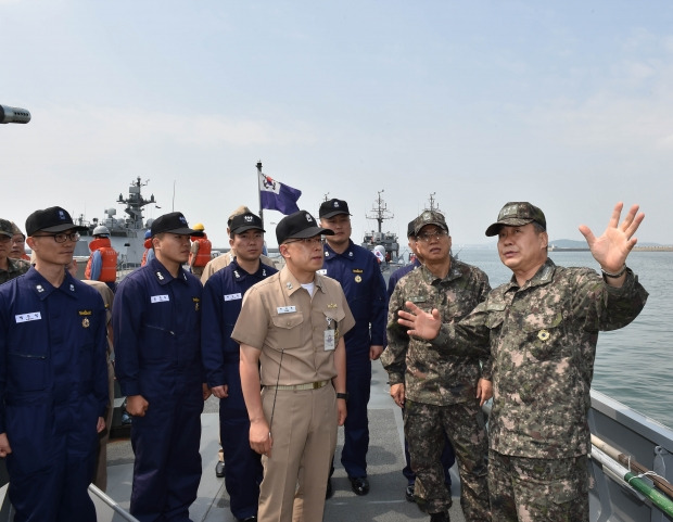 14일 정호섭 해군참모총장이 평택 2함대사령부에서 유도탄고속함 조천형함의 전투준비태세를 점검하고 있다.