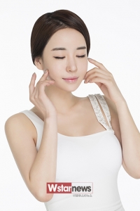 주름 가득한 얼굴 피부, 해결책은 두피에?