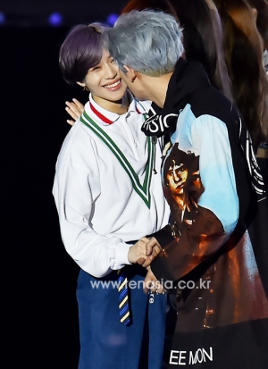 [TENPHOTO] 태민 찬열, 인사는 &#39;포옹&#39; (드림콘서트)