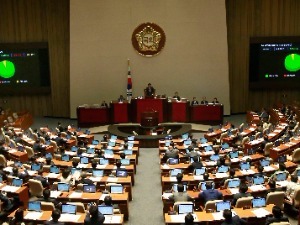 공무원연금 '반쪽 개혁'…진통 끝 새벽 본회의 통과