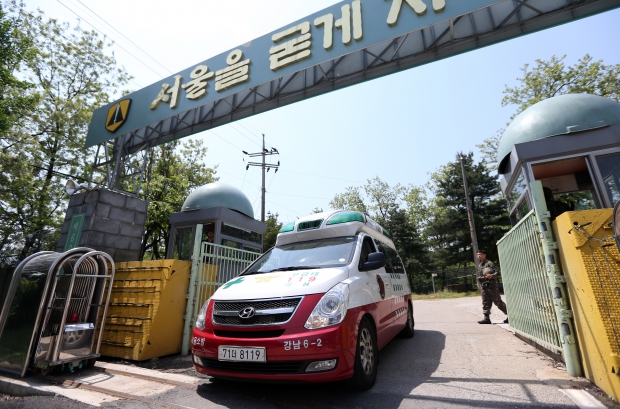  13일 총기 사고가 발생한 서울 내곡동 예비군훈련장에서 119 구급차가 나오고 있다.