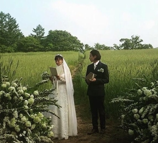 이나영♥원빈 결혼사진 추가 공개…서약서 낭독하는 두사람(사진=온라인 커뮤니티)