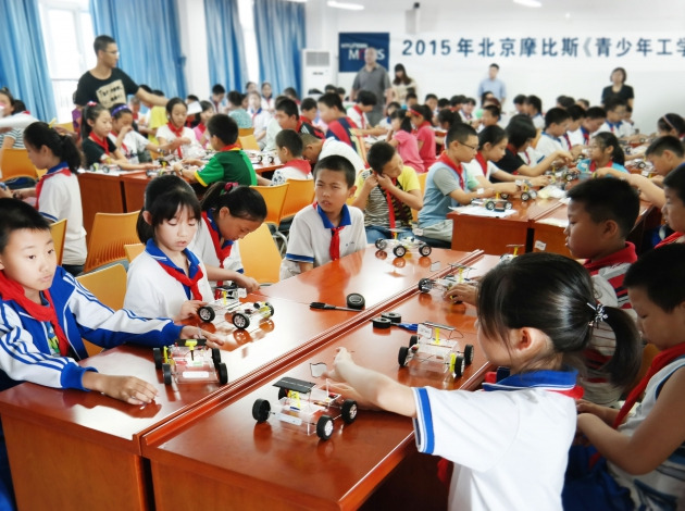 현대모비스는 중국 북경 순의구 제1중학 부속 소학교에서 '주니어 공학교실' 시범 수업을 진행했다고 9일 밝혔다. 사진=현대모비스 제공