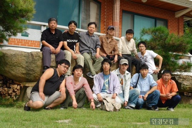 유테크 설립 초기 직원들과 함께 있는 유봉근 대표(윗줄 왼쪽에서 세번째). / 사진제공=유테크 