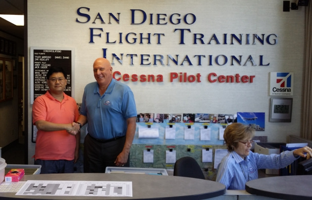 이덕형 유스카이항공 대표이사와 필 하이머 샌디에고 국제비행교육원 원장이 조종사 비행훈련 계약서에 서명하고 사진을 촬영했다. 사진=유스카이항공 제공