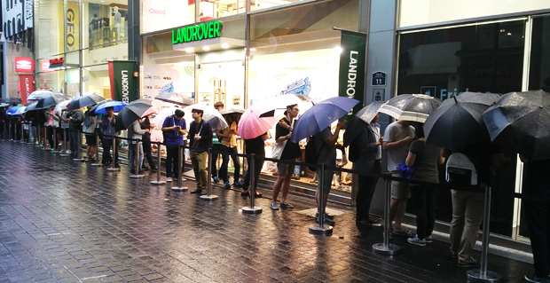 26일 오전 7시 애플 워치를 사려는 국내 소비자 50여명이 명동 프리스비 매장 앞에서 장맛비 속에서도 우산을 쓴 채 입장을 기다리고 있다. 사진=김민성 기자