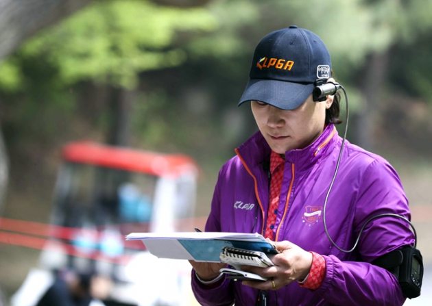 한국여자프로골프협회(KLPGA) 경기위원이 모자 왼쪽 옆면에 블랙박스를 착용하고 코스 조성도를 살펴보고 있다. 유정우 기자/ 사진= 한경DB