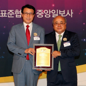 2015 KS-SQI 시상식에 참석해 수상하는 이남호 총장(왼쪽).