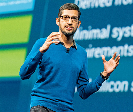 순다르 피차이 구글 수석부사장이 지난달 28일 미국 샌프란시스코 모스코니센터에서 열린 세계 최대 개발자 콘퍼런스 ‘구글 IO’에서 IoT OS ‘브릴로’를 발표하고 있다. 구글코리아 제공