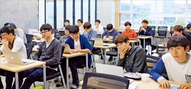 대전시 KAIST 본원에서 3일 열린 ‘2015 상반기 E*5 KAIST 파이널 미션’에서 이 대학 학생들이 참가팀의 창업 아이디어 발표를 듣고 있다. KAIST 제공
