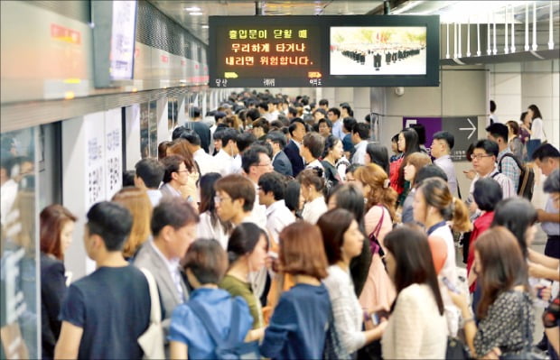 [강현철의 시사경제 뽀개기] 위기 징후 잇따르는 데 멈춰선 대한민국…"허리띠 졸라매고 리더십 복원해야"