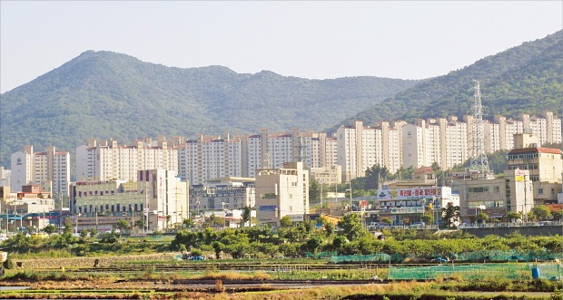 경남 거제시에서 아파트 값이 높게 매겨져 있는 수월동 일대 전경. 김하나 기자 