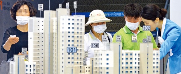 중동호흡기증후군(MERS·메르스) 확산 우려가 커지는 가운데 7일 오전 경기 광명시의 한 아파트 모델하우스는 방문객이 줄어 한산했다. 신경훈 기자 nicerpeter@hankyung.com