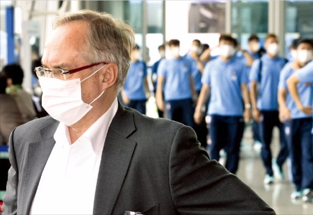 < 마스크 쓰고 출국 > 울리 슈틸리케 축구 대표팀 감독과 선수들이 8일 오후 마스크를 쓴 채 인천공항을 통해 출국하고 있다. 허문찬 기자 sweat@hankyung.com