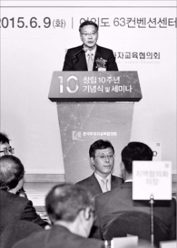 황영기 금융투자협회장이 9일 전국투자자교육협의회 주최로 열린 ‘학교 금융교육 활성화’ 세미나에서 인사말을 하고 있다. 금융투자협회 제공