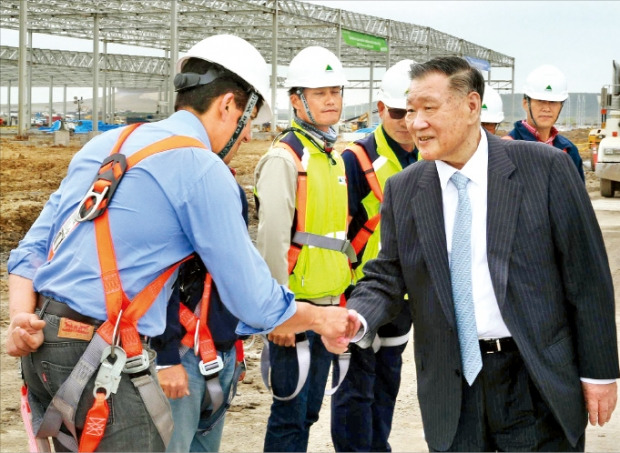 정몽구 현대자동차그룹 회장(오른쪽)은 지난 3월 말 멕시코 기아자동차 공장 건설 현장을 방문해 임직원을 격려했다. 한경DB