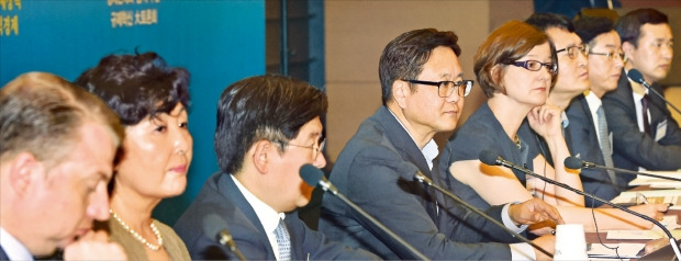 행정자치부가 대한상공회의소, 전국경제인연합회, 주한외국상공회의소, 중소기업중앙회 등과 함께 12일 서울 대한상의에서 ‘경제단체와 함께 푸는 규제혁신 대토론회’를 열었다. 정재근 행정자치부 차관(왼쪽 네 번째), 바바라 졸만 주한독일상의 사무총장(다섯 번째) 등이 주제발표를 듣고 있다. 신경훈 기자 nicerpeter@hankyung.com