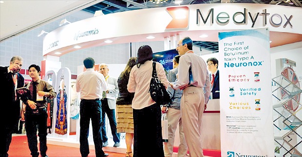 메디톡스는 지난 4월 아랍에미리트 두바이에서 열린 ‘두바이 국제 피부 미용 컨퍼런스 및 전시회 2015’에 참가해 보톡스, 필러 등 자사 제품을 소개했다. 메디톡스 제공 