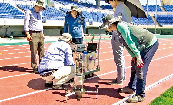 지난달 IAAF의 의뢰를 받은 스위스의 한 연구소 직원들이 광주하계유니버시아드 주경기장에서 현장 점검을 하고 있다. 플러버 제공