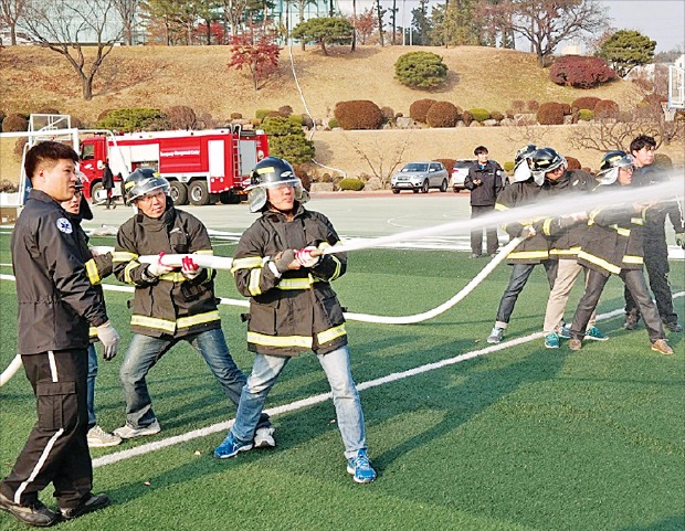 최근 삼성전자 경기 기흥사업장에서 열린 소방기술경진대회에서 임직원이 소방설비 사용방법을 익히고 있다.    