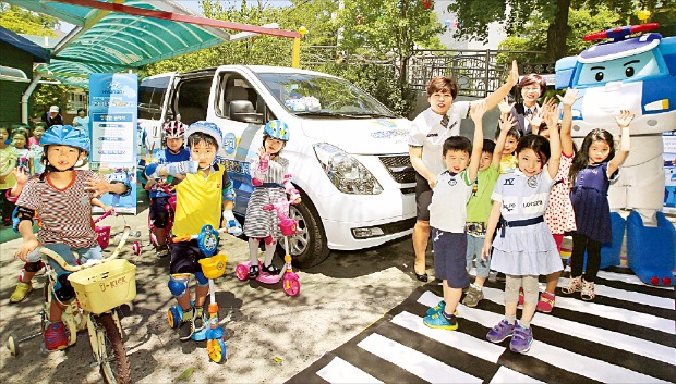 현대자동차는 안전생활실천시민연합과 함께 전국 어린이집·유치원 어린이를 대상으로 한 교통사고 예방교육 프로그램인 ‘2015 로보카 폴리와 함께하는 교통안전교실’을 열고 있다.   