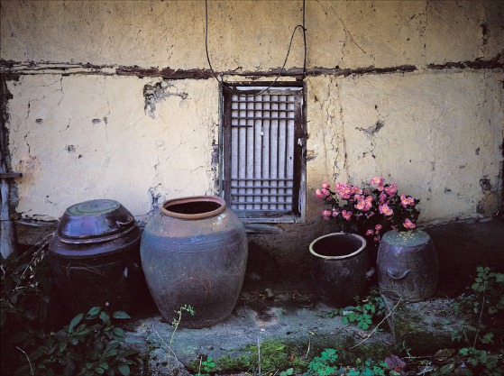 김복만 ‘장독대-경남산청’(1995년). 고은사진미술관 제공