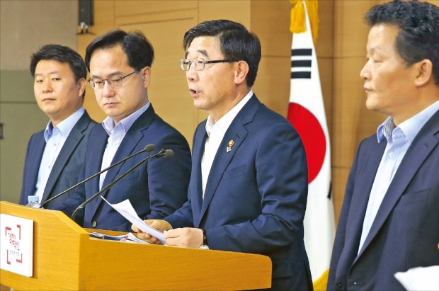 이기권 고용노동부 장관(오른쪽 두 번째)이 17일 정부서울청사에서 ‘제1차 노동시장 개혁추진방안’을 발표하고 있다. 연합뉴스