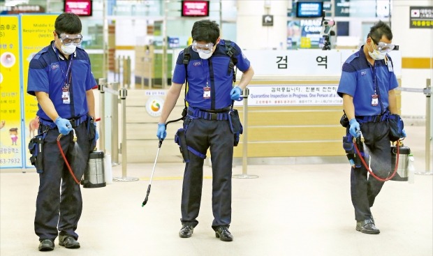 < 김포공항, 메르스 차단 소독 > 방역업체 직원들이 17일 김포국제공항 국제선 입국장에서 중동호흡기증후군(MERS·메르스) 예방을 위해 소독하고 있다. 연합뉴스