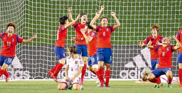 < “드디어 이겼어!” > 한국 여자축구 대표팀 선수들이 18일(한국시간) 2015 캐나다 여자 월드컵 조별리그 스페인과의 경기에서 2-1로 승리한 뒤 환호하고 있다. 월드컵 사상 첫승과 16강 진출의 쾌거를 이룬 대표팀은 오는 22일 프랑스와 8강 진출을 다툰다. 연합뉴스