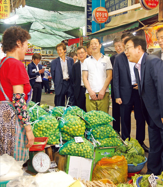 서병수 부산시장 "장사 잘되시나요?"