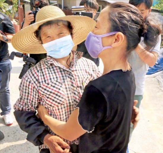 < 순창 마을 격리 해제…“이게 얼마만이야” > 중동호흡기증후군(MERS·메르스) 확진환자 발생으로 지난 5일 마을이 통째로 격리됐던 전북 순창군 장덕마을이 2주 만인 19일 격리에서 해제됐다. 마을주민들이 서로 끌어안으며 기뻐하고 있다. 연합뉴스